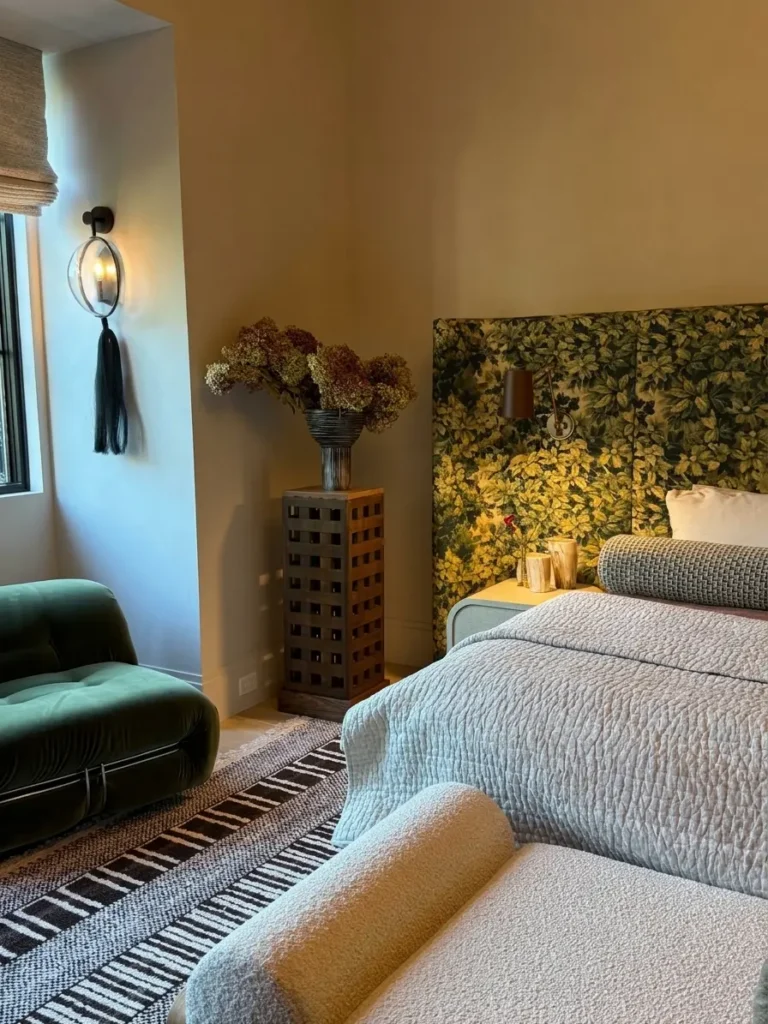 Grid pedestal in a completed bedroom