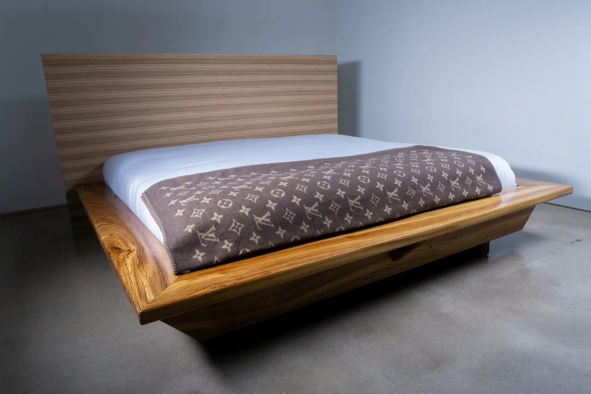 Kumo Floating Bed